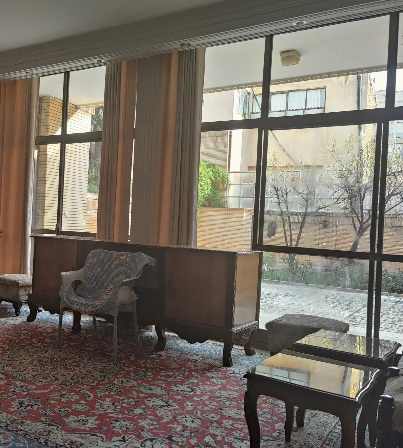 آپارتمان با حیاط اختصاصی در آپادانا اول
