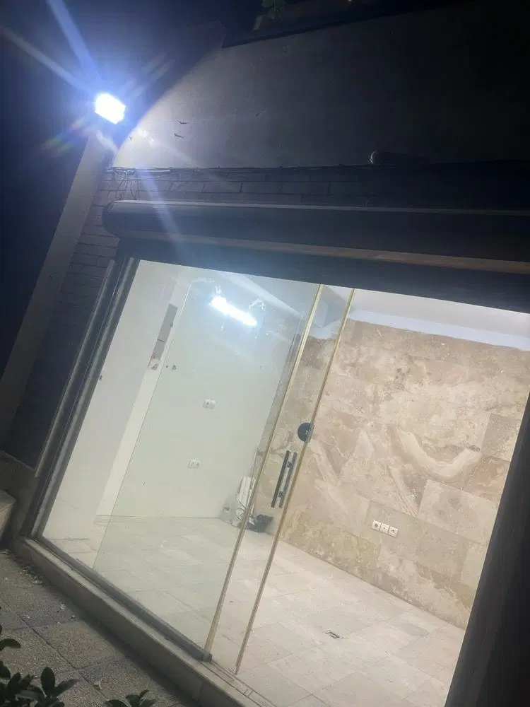 مغازه ۱۲ متری با کلیه امکانات