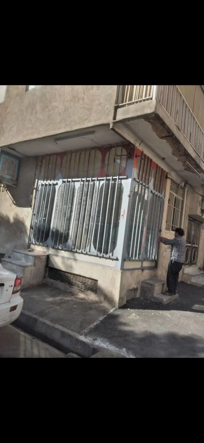 ۲۵متر مغازه با۱۵مترانباری علائین خ ولیعصر