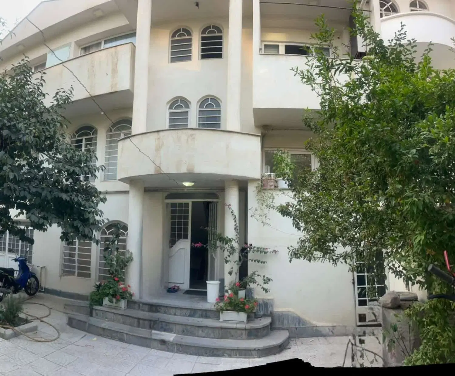 فروش حیاط سه طبقه گلشهر ، روبه رو صدا سیما