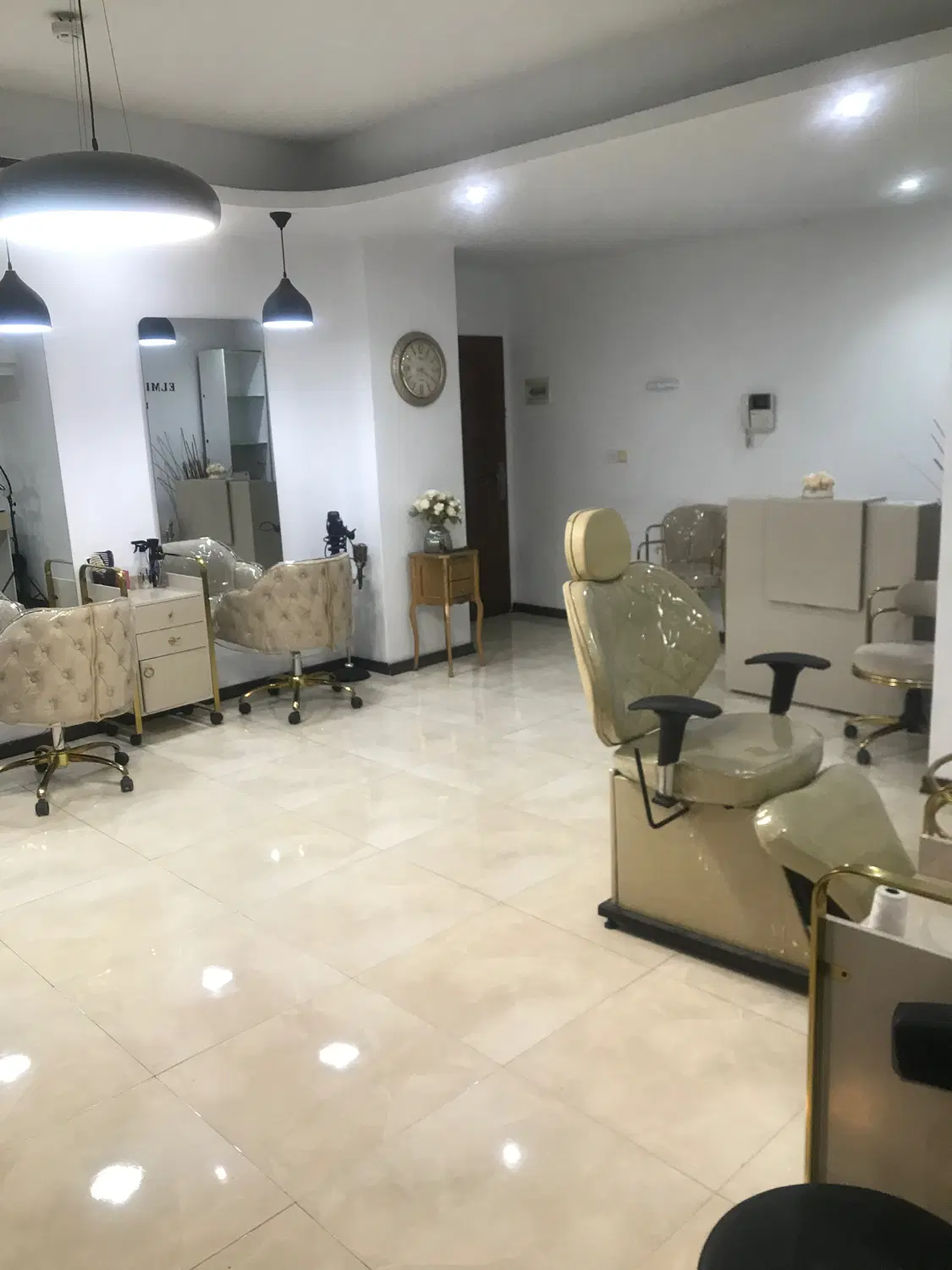 اجاره صندلی به اصلاح ‌ابرو وکس کار