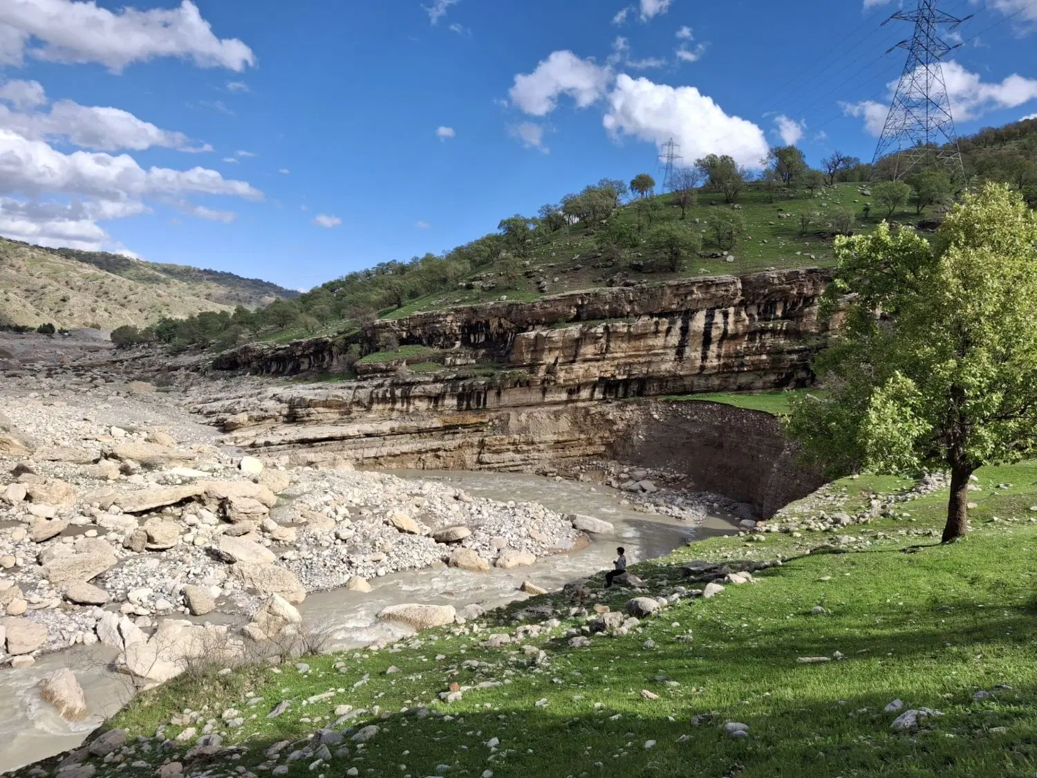 زمین نزدیک چشمه بید