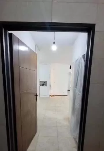 نزدیک مترو ۱۱۸ متر دوخوابه ط اول آسانسودار