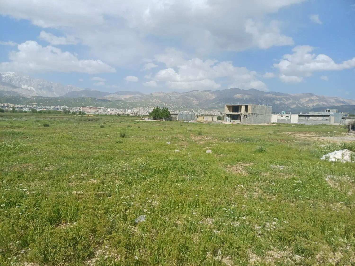 زمین کار شده  با سازه ی بتن آرمه