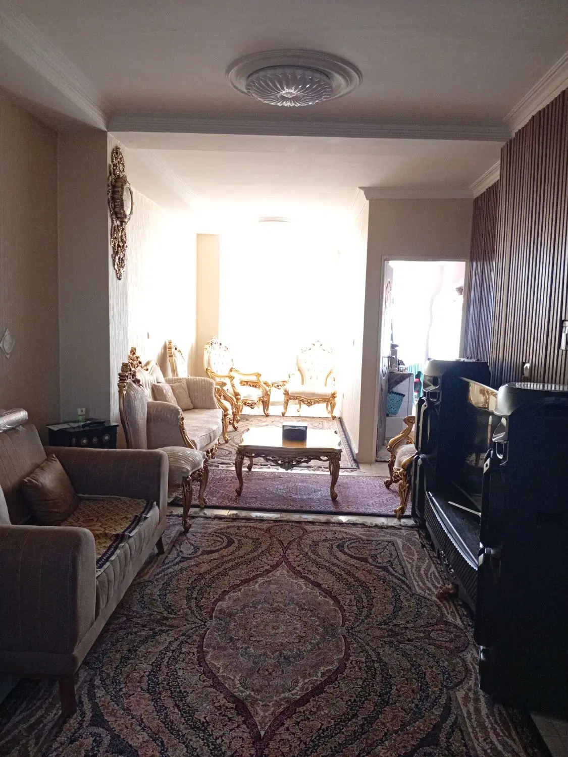 آپارتمان غرق در نور72متری