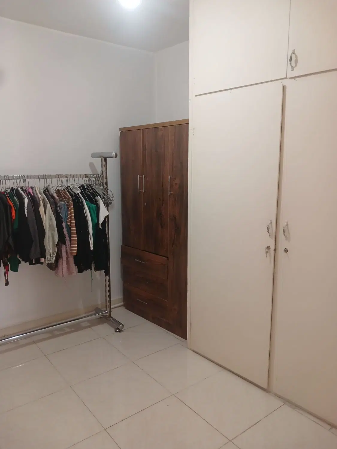 ۵۰متر طبقه دوم روب نما افتاب خور بالکن دار