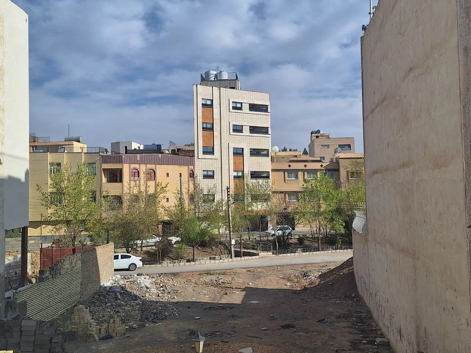 زمین مسکونی ۲۱۷،۳متر با مجوز سه طبقه روی پیلوت