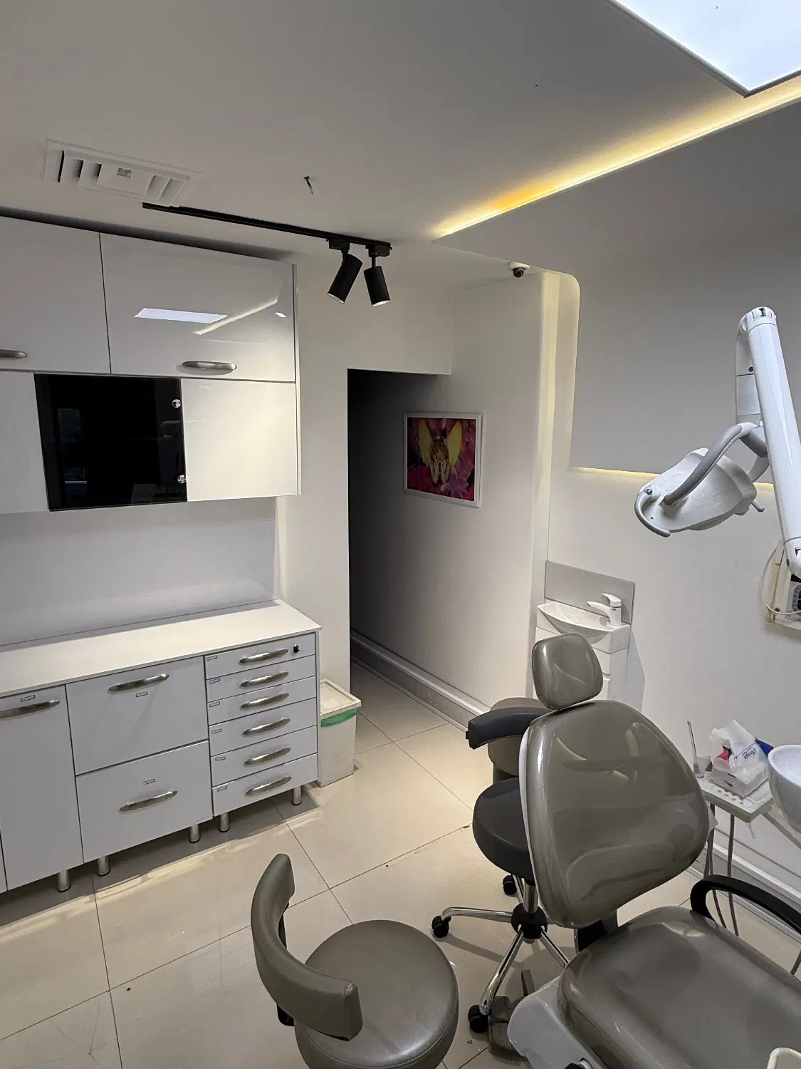مطب دندانپزشکی بسیار لوکس با تجهیزات کامل