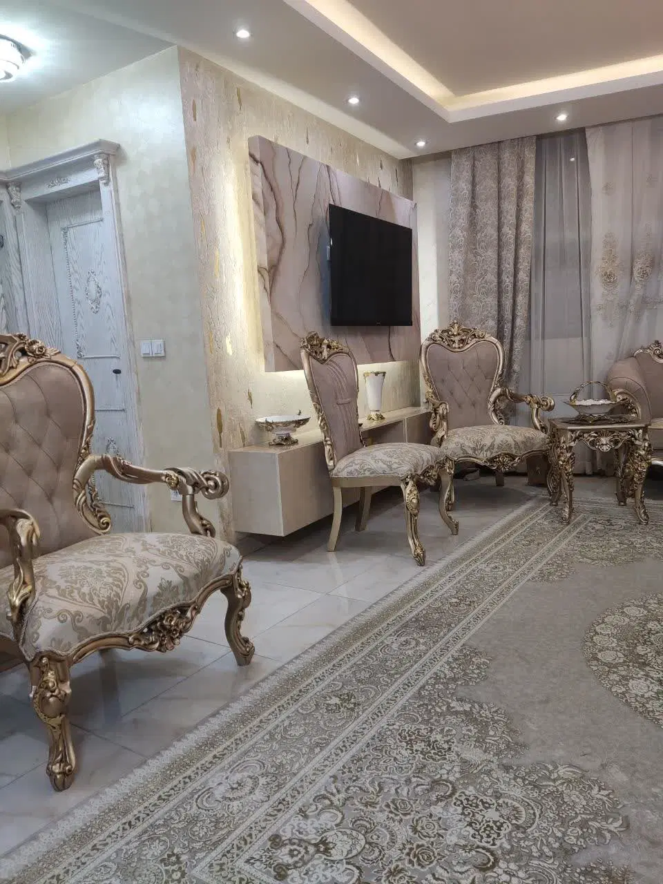 آپارتمان ۹۰ متری. میرزاطاهر شرقی