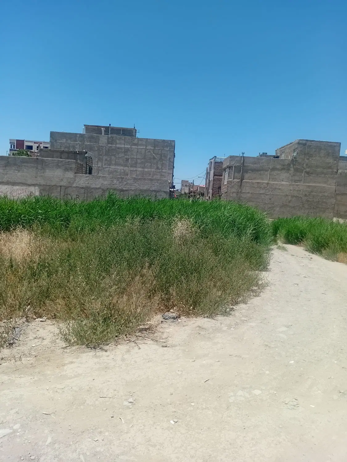 یک قطعه زمین به مساحت 75متری