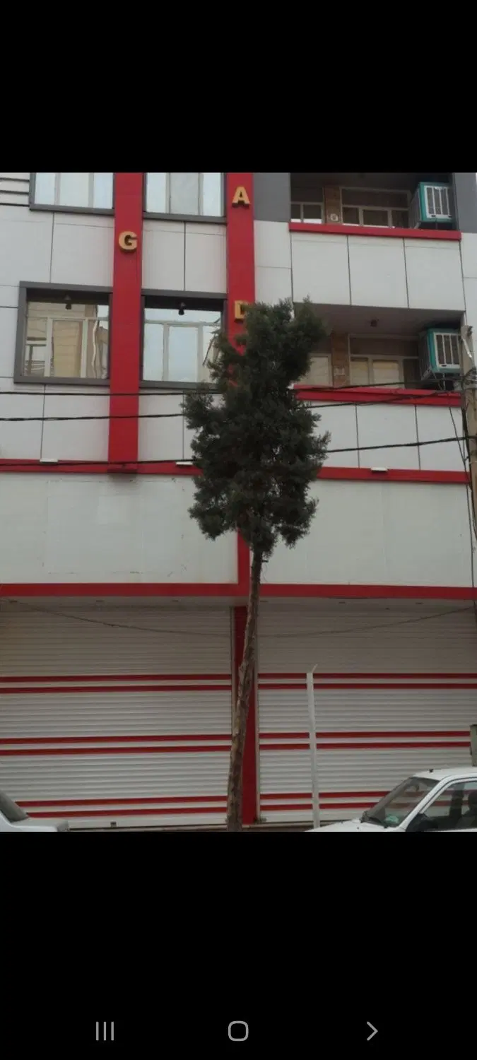 یک مغازه رهن اجاره داده میشود