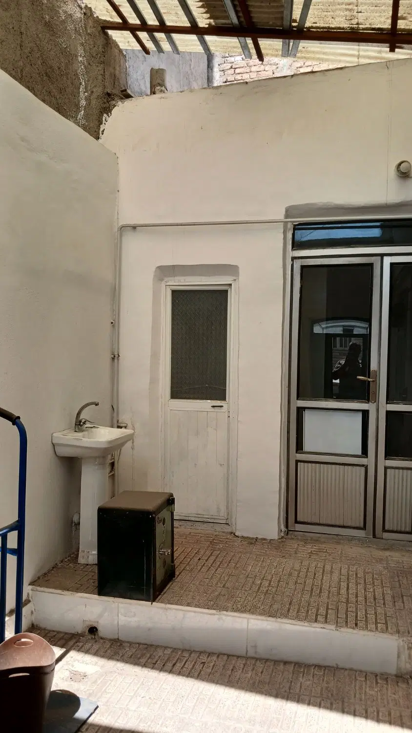 حیاط۸۱ متر سند سند تک برگ یک خوابه