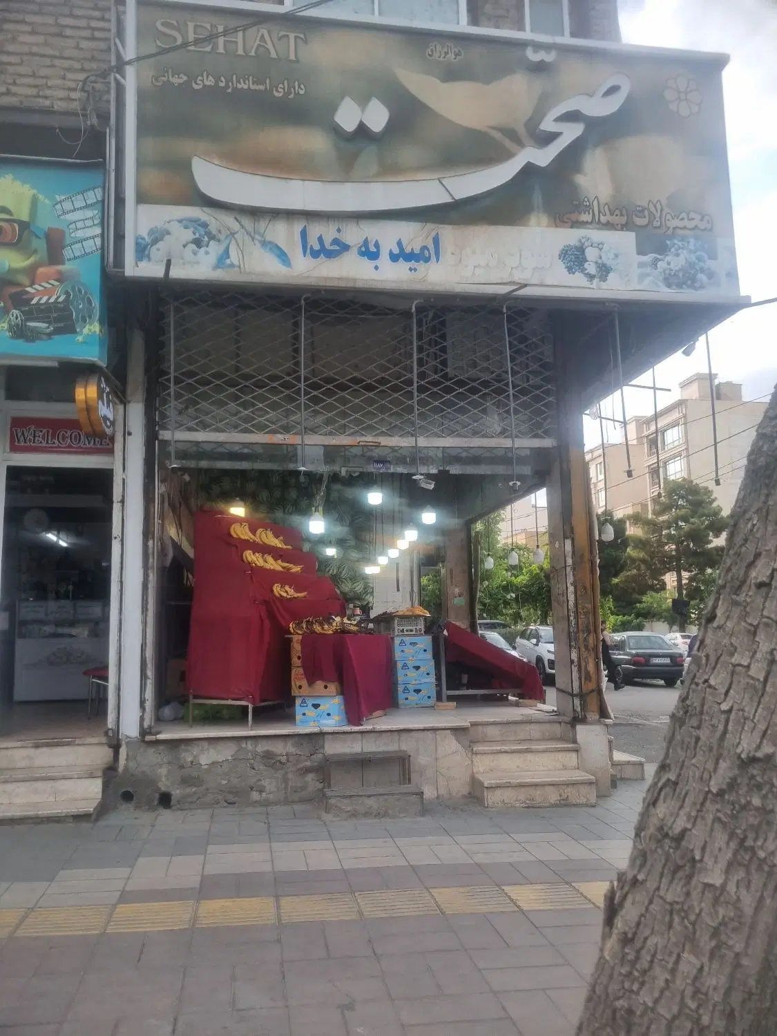 یک درب مغازه  سرنبش با بهترین موقعیت