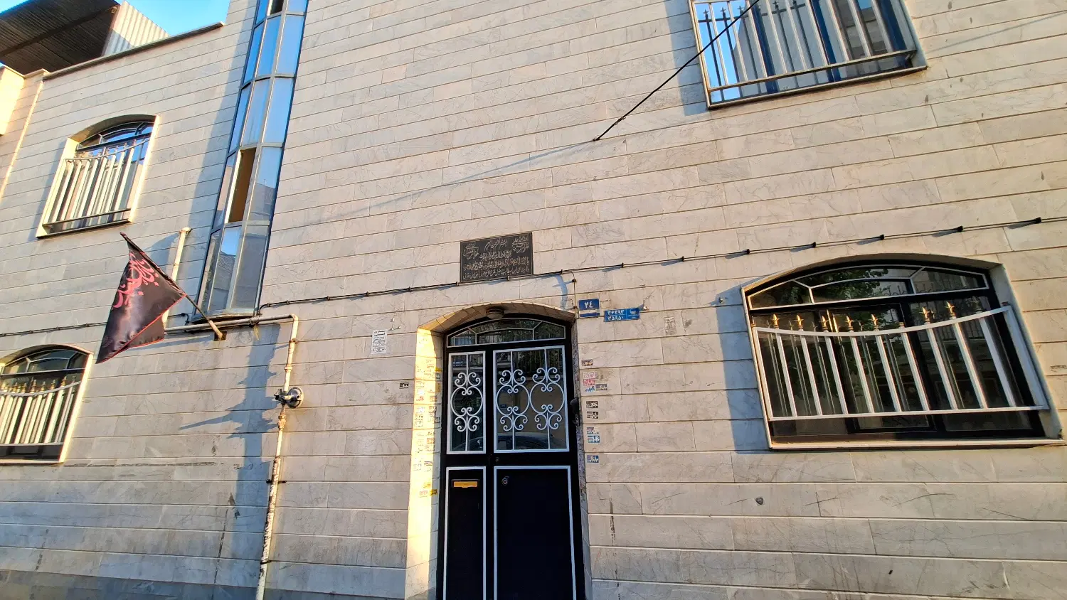 خانه مسکونی با سه واحد مجزا