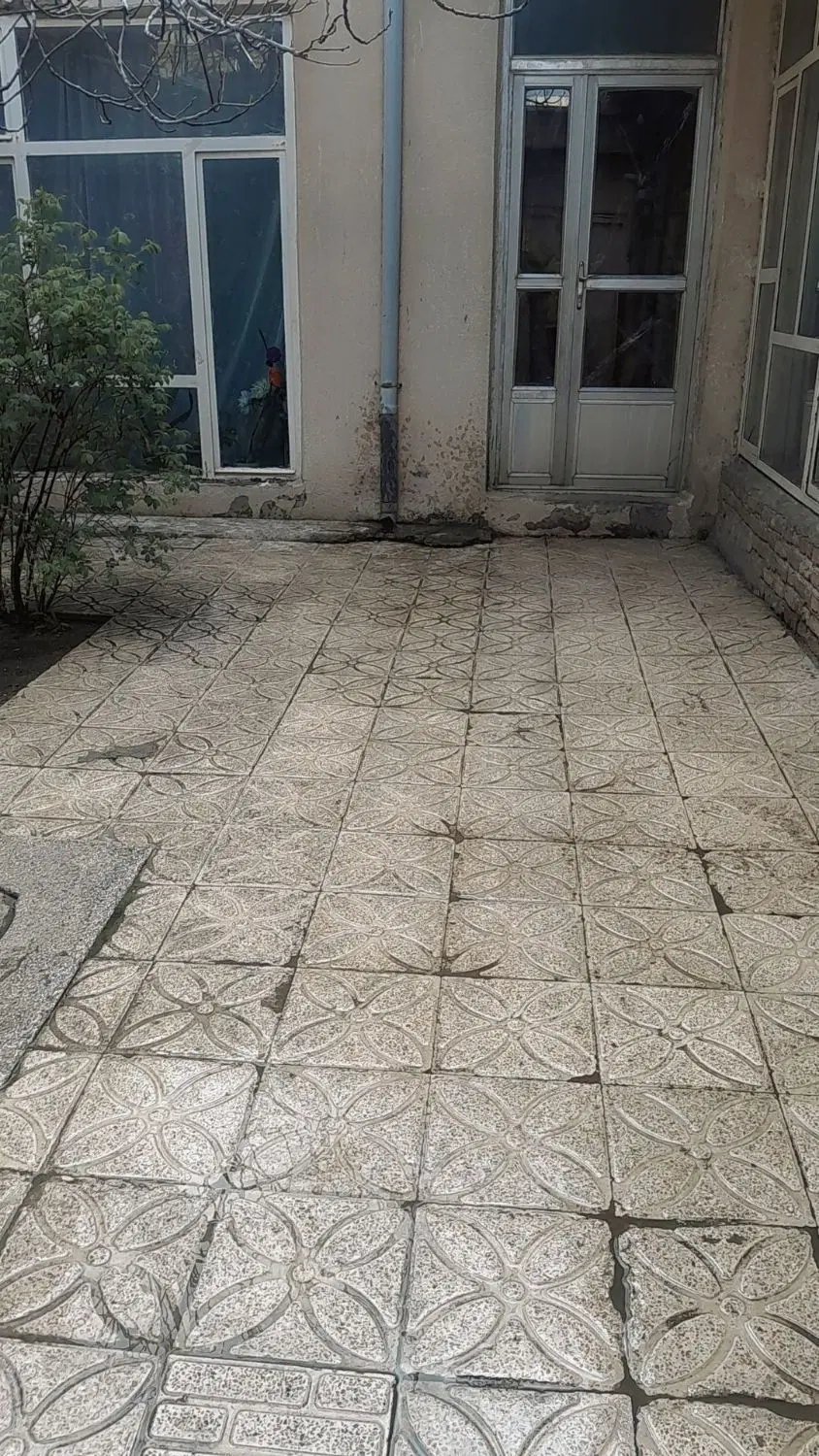 حیاط ۱۲۰ متری