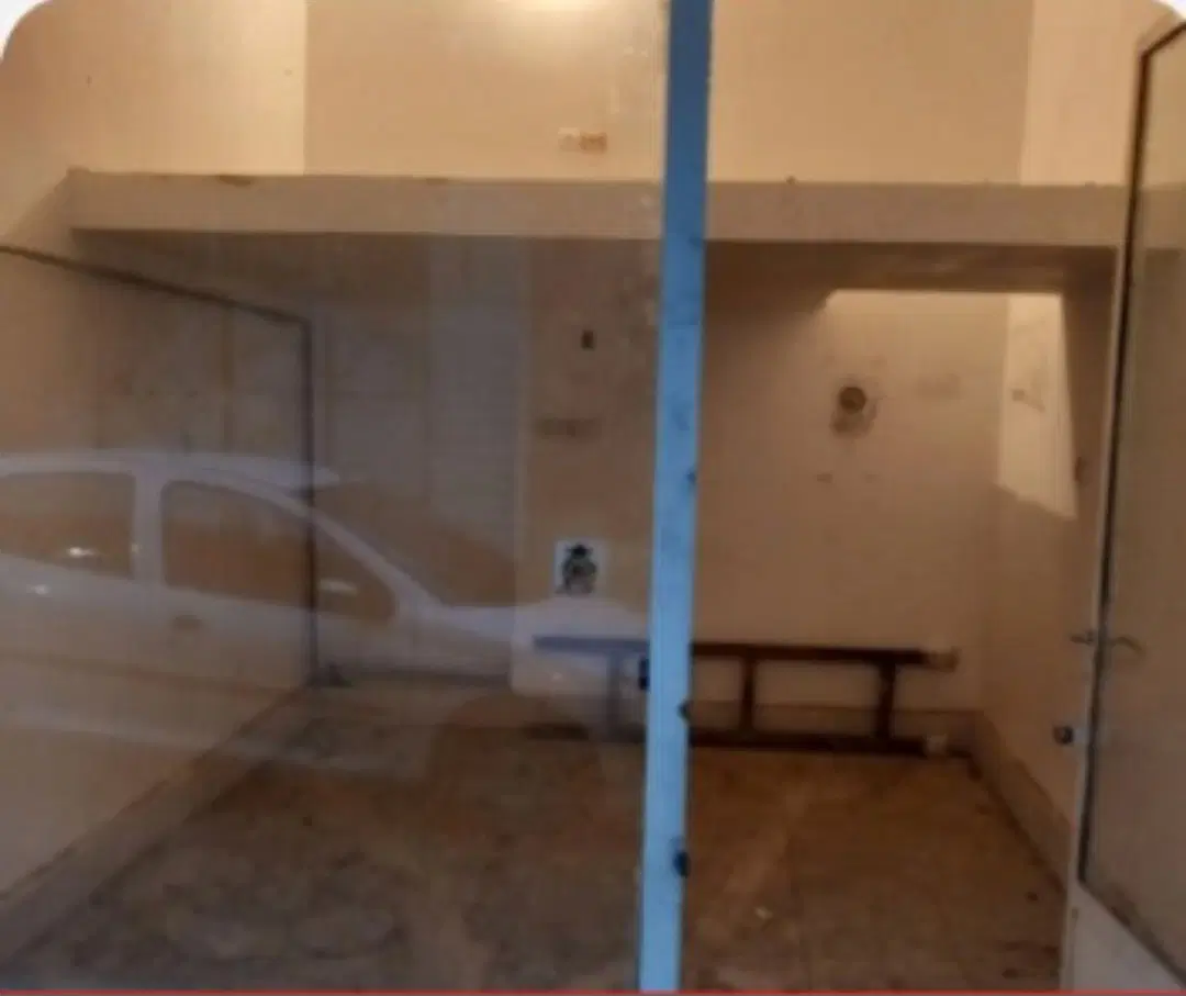یک دهنه مغازه در بازار روز مابین ابوریحان و لاله