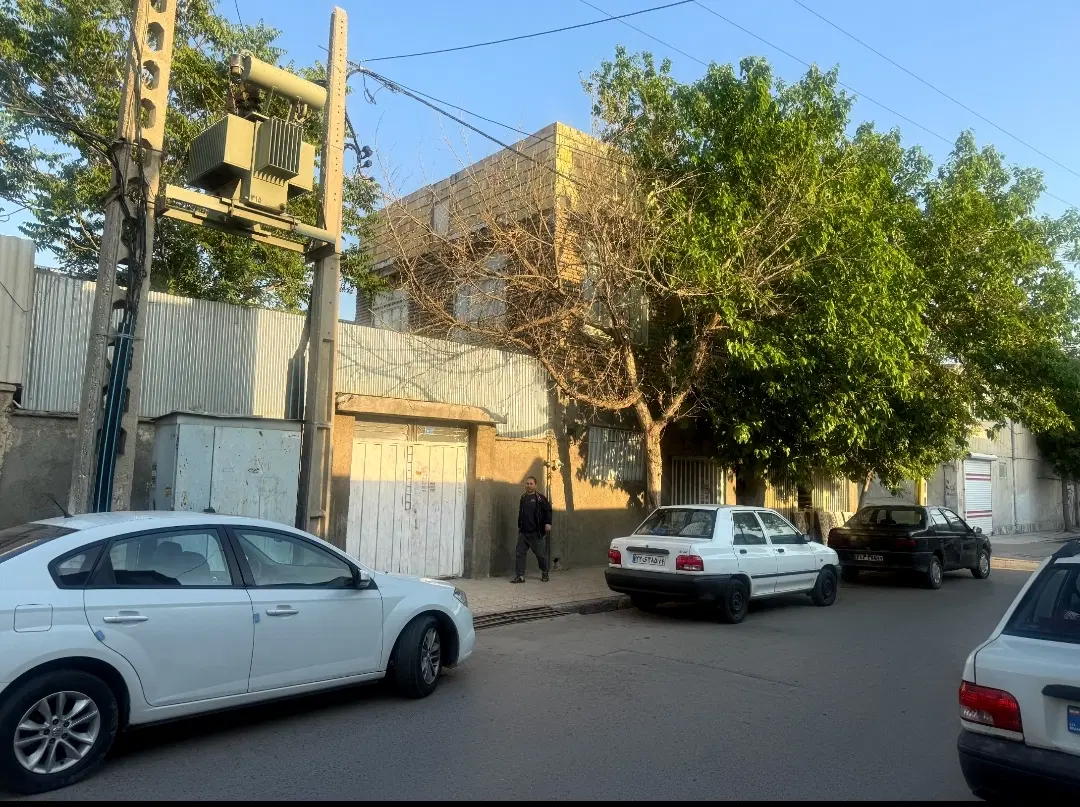 منزل مسکونی تجاری سر دو نبش با دو‌ مغازه تجاری