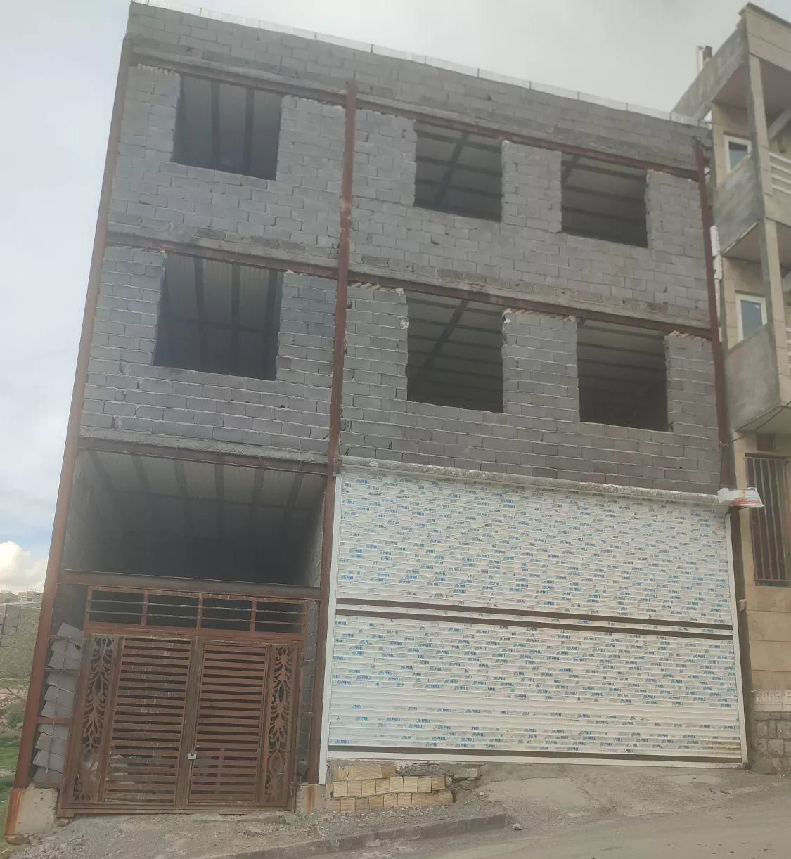 خانه آساوله روی خیابان دوم نیمه کاره ۴۰۰متر