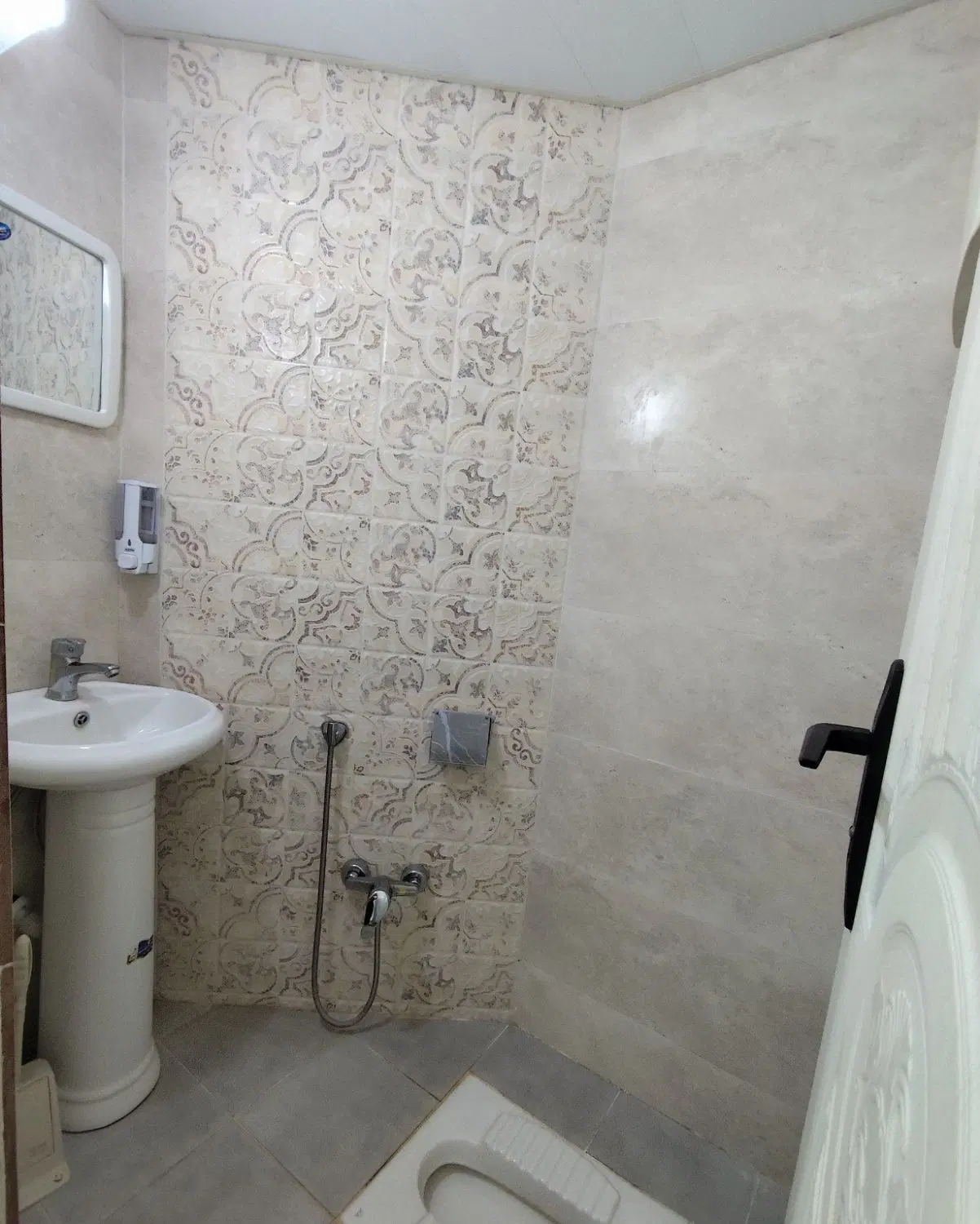 فروش منزل مسکونی و مغازه