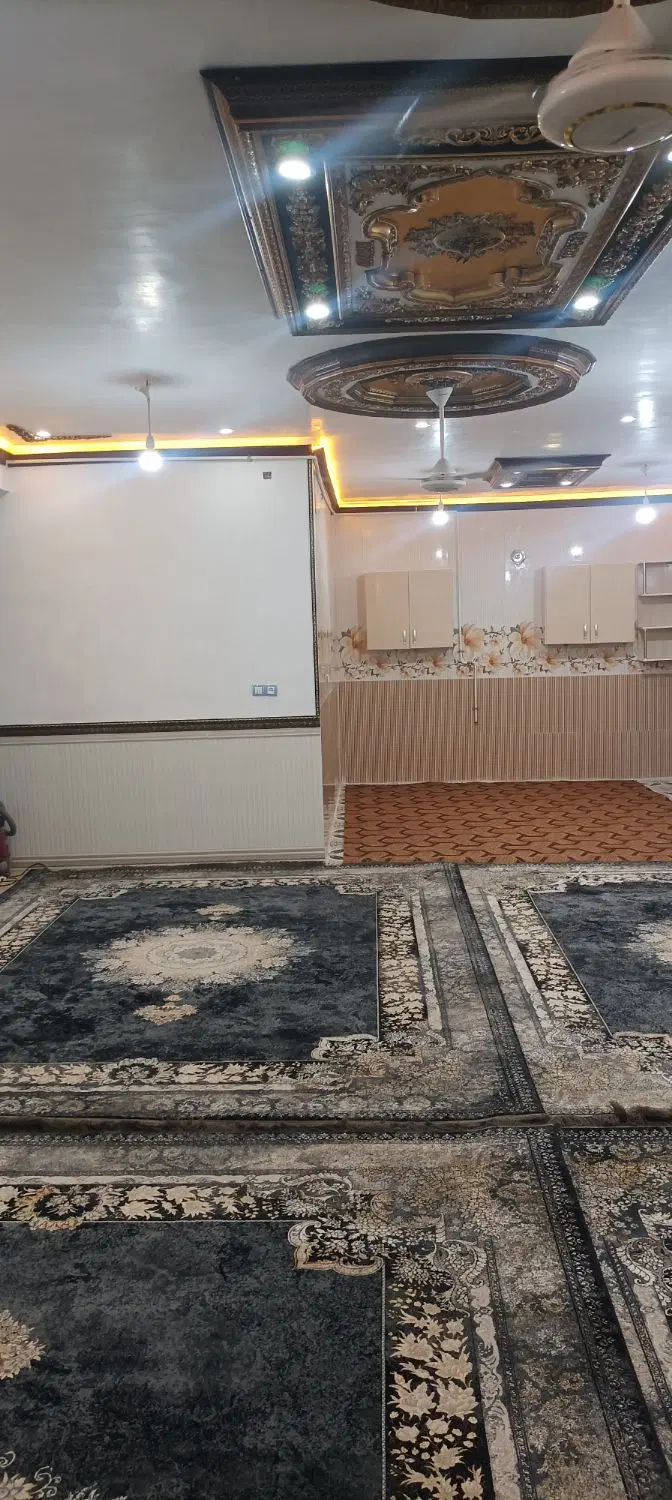 ویلایی 300 متری بهمراه مغازه