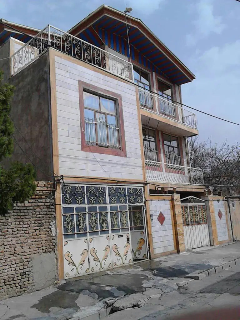 خانه ویلایی سه طبقه در شهر اشترینان