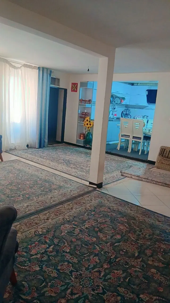 خانه ای دوطبقه که طبقه همکف بفروش میرسه. جعفری