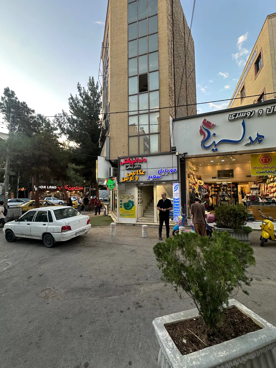 ملک تجاری خیابان ۲۲ بهمن نزدیک به میدان امام