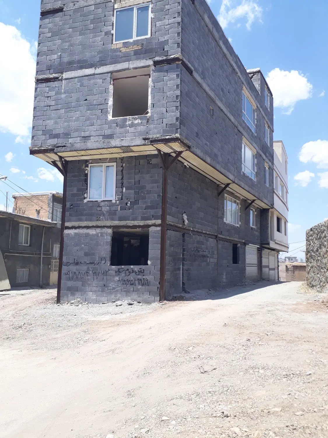 دوشان ۷۵متری نیمه کاره