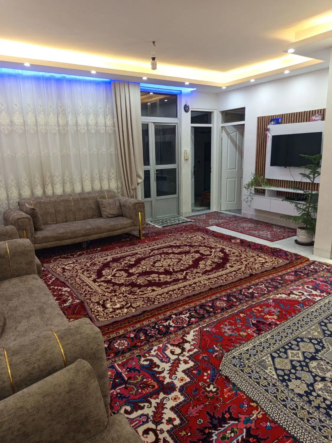 فروش حیاط مسکونی ۹۰ متری