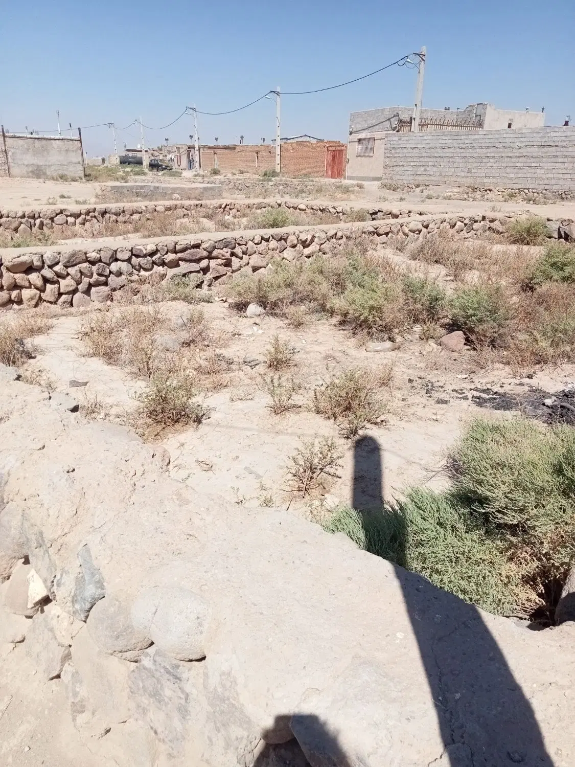 یک قطعه زمین پی ریزی شده در جاده مایان