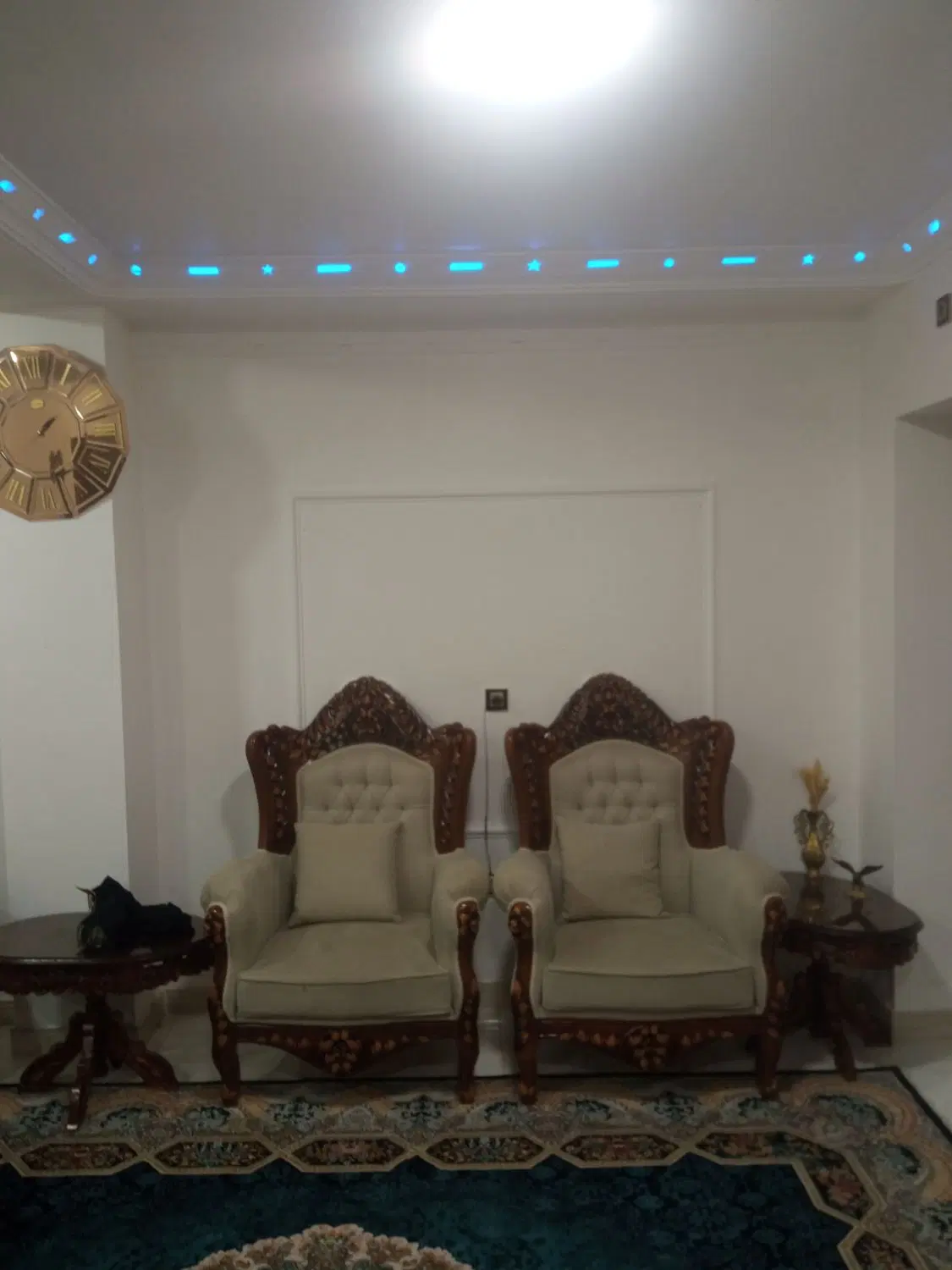 خانه به همراه مغازه تجاری