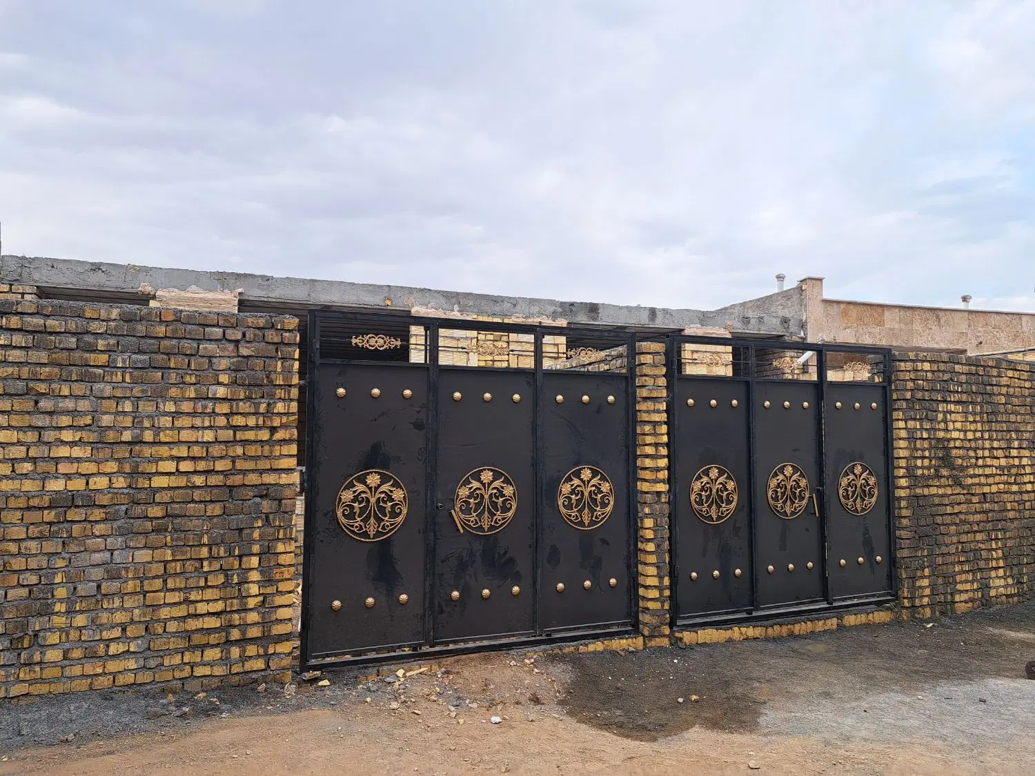خانه نیمه کاره احمد آباد