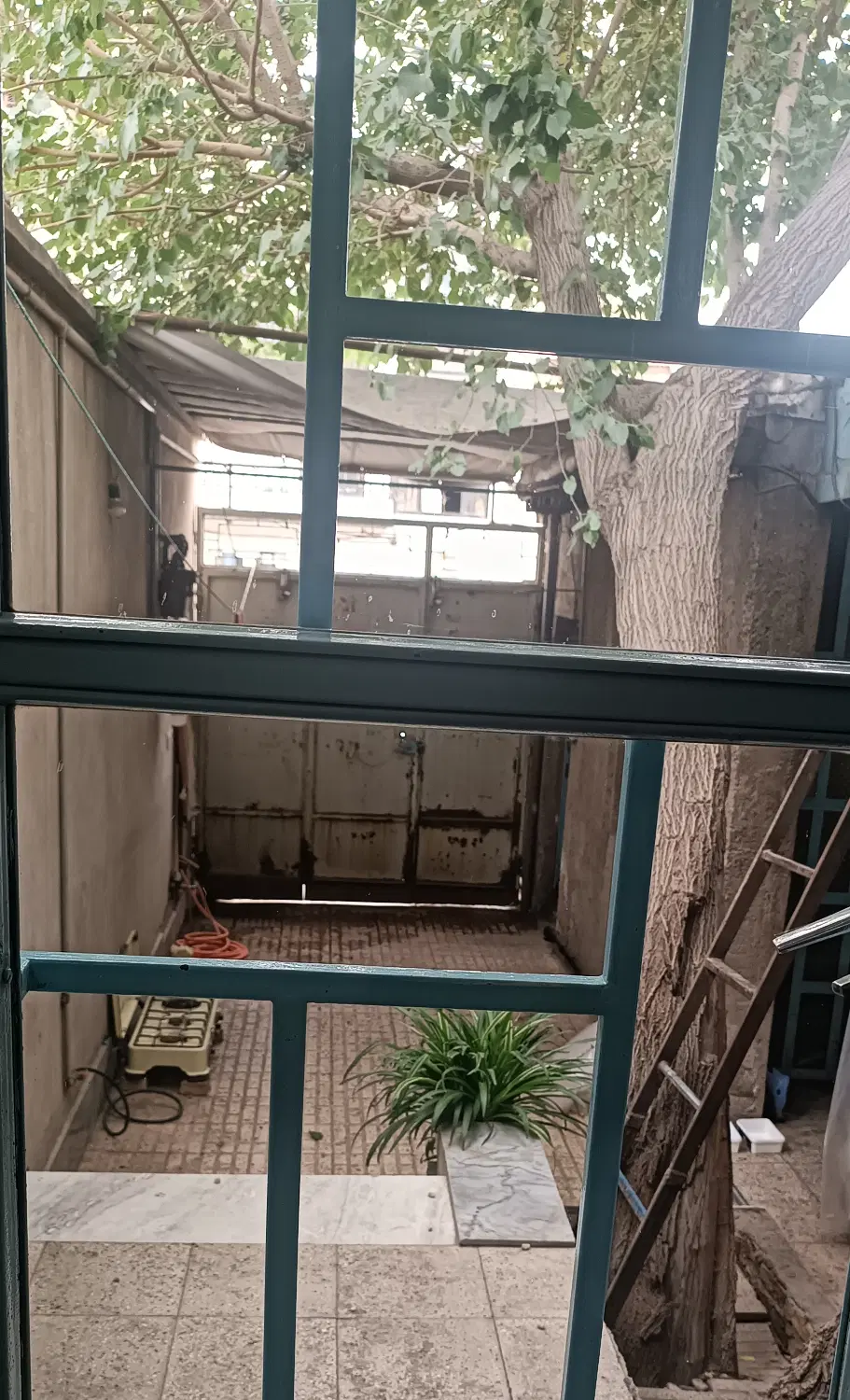 خانه فروشی به همراه مغازه داخل کوچه