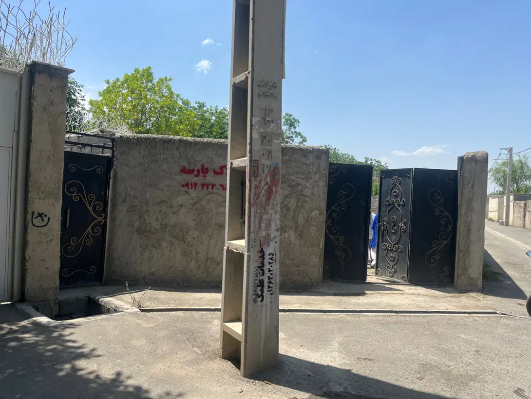 زمین به متراژ ۵۲۰ متر با بحر ۲۶ دیوارکشی شده