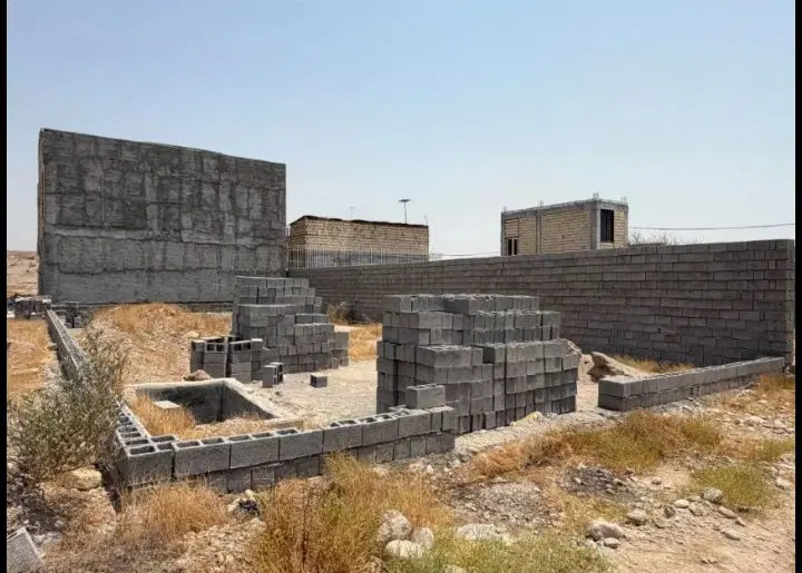 ۳۰۰ متر زمین
