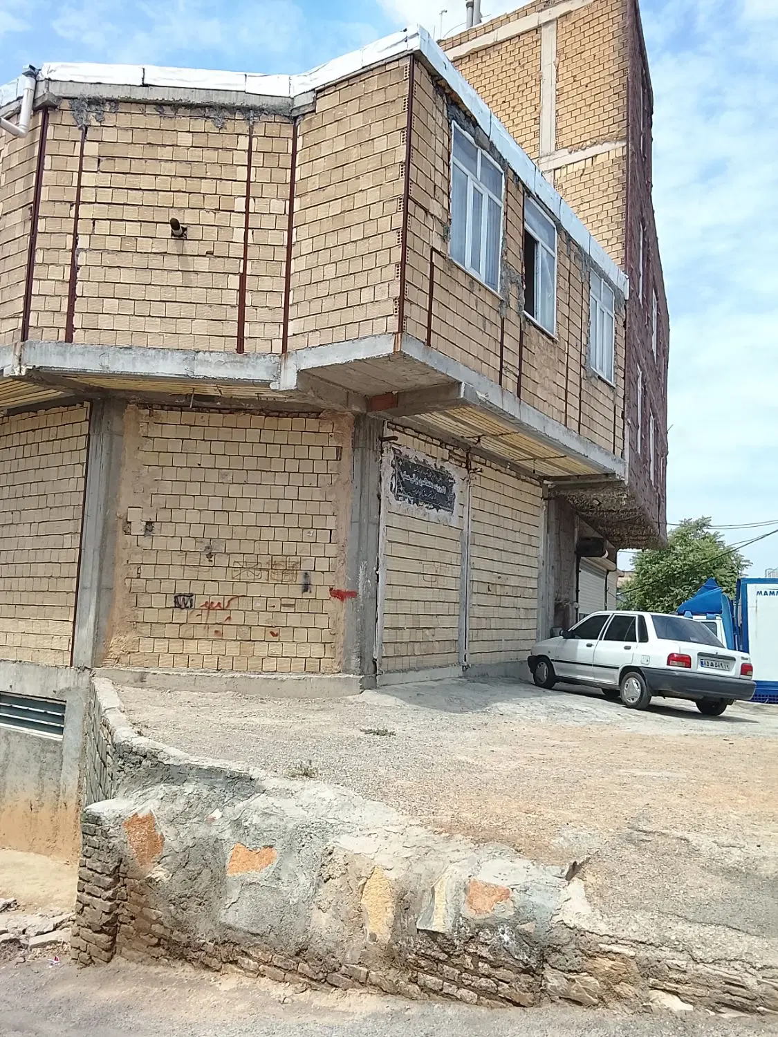 خانه دو طبقه با پیلوت