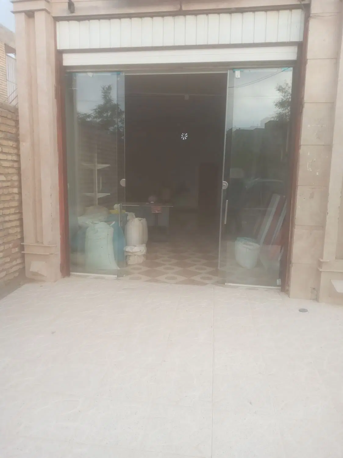 مغازه تجاری ۱۰۲ متر سند دارد اب برق گاز دارد