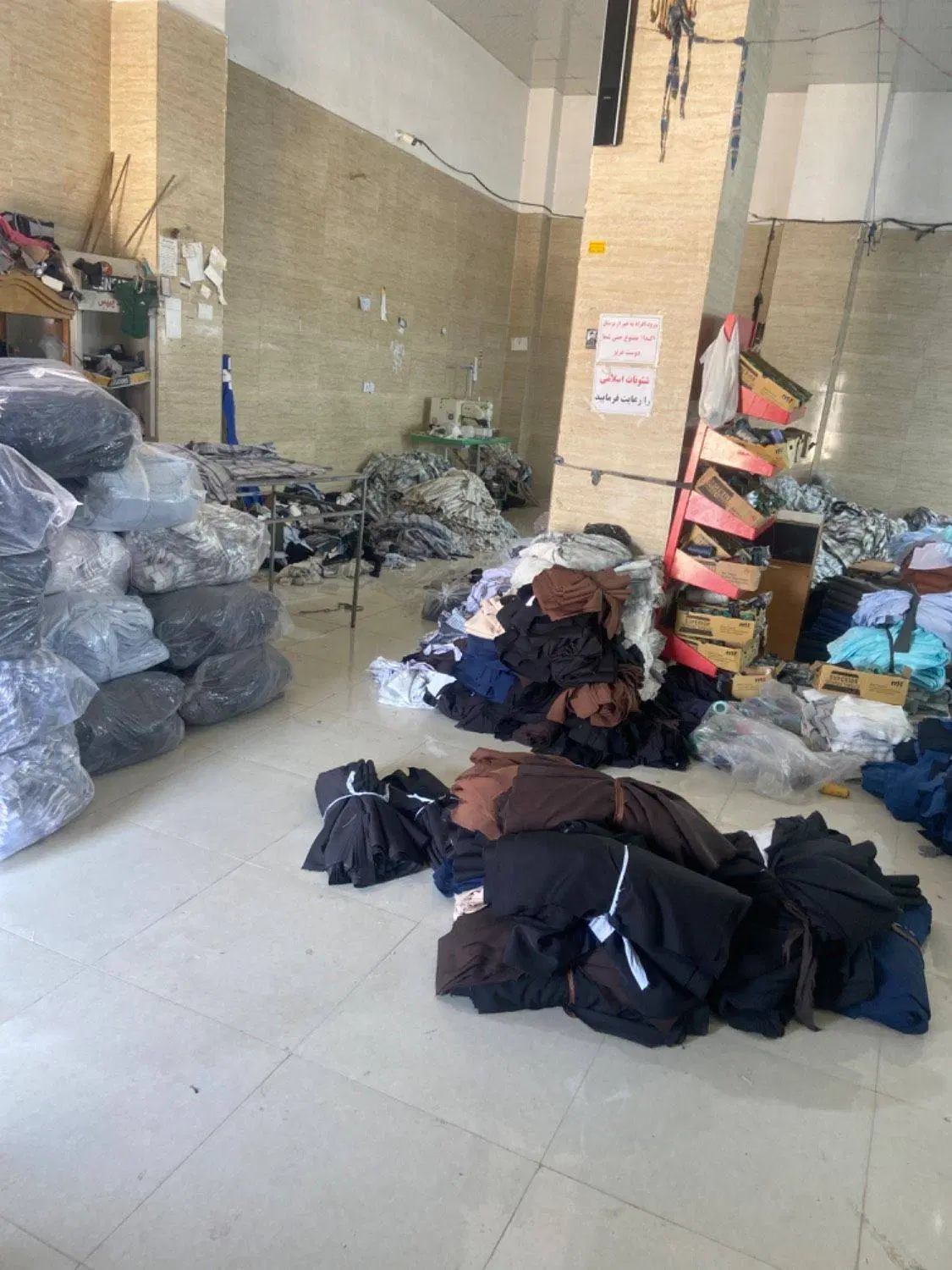 ملک تجاری ۳۰۰ متر  پوئینک