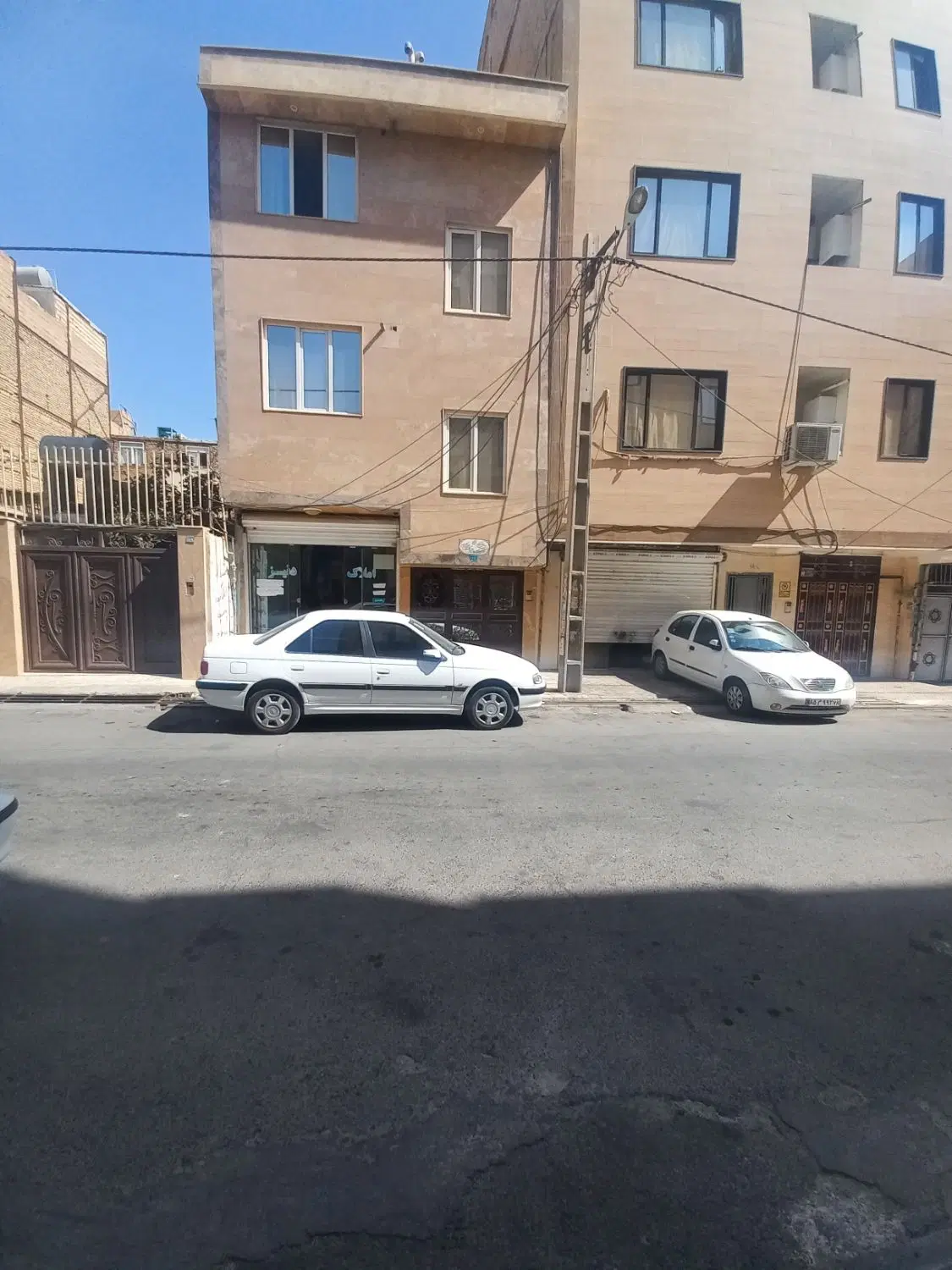 فروشویلایی ۳طبقه بایک مغازه فعال
