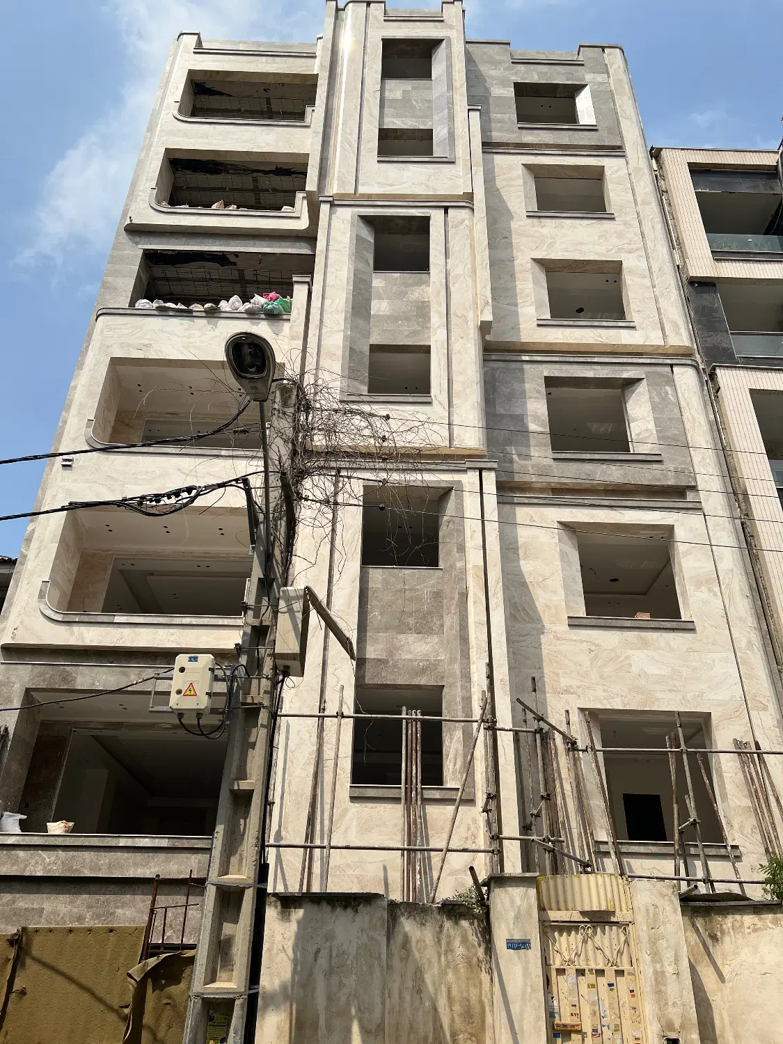 فروش واحد مسکونی طبقه ۶ واقع درعلیمحمدی