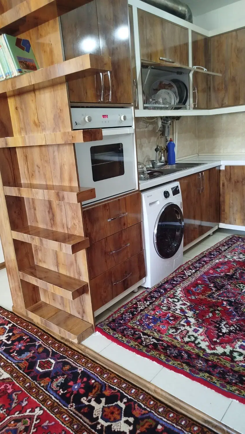 ساختمان ۳ طبقه در خیابان عباسی