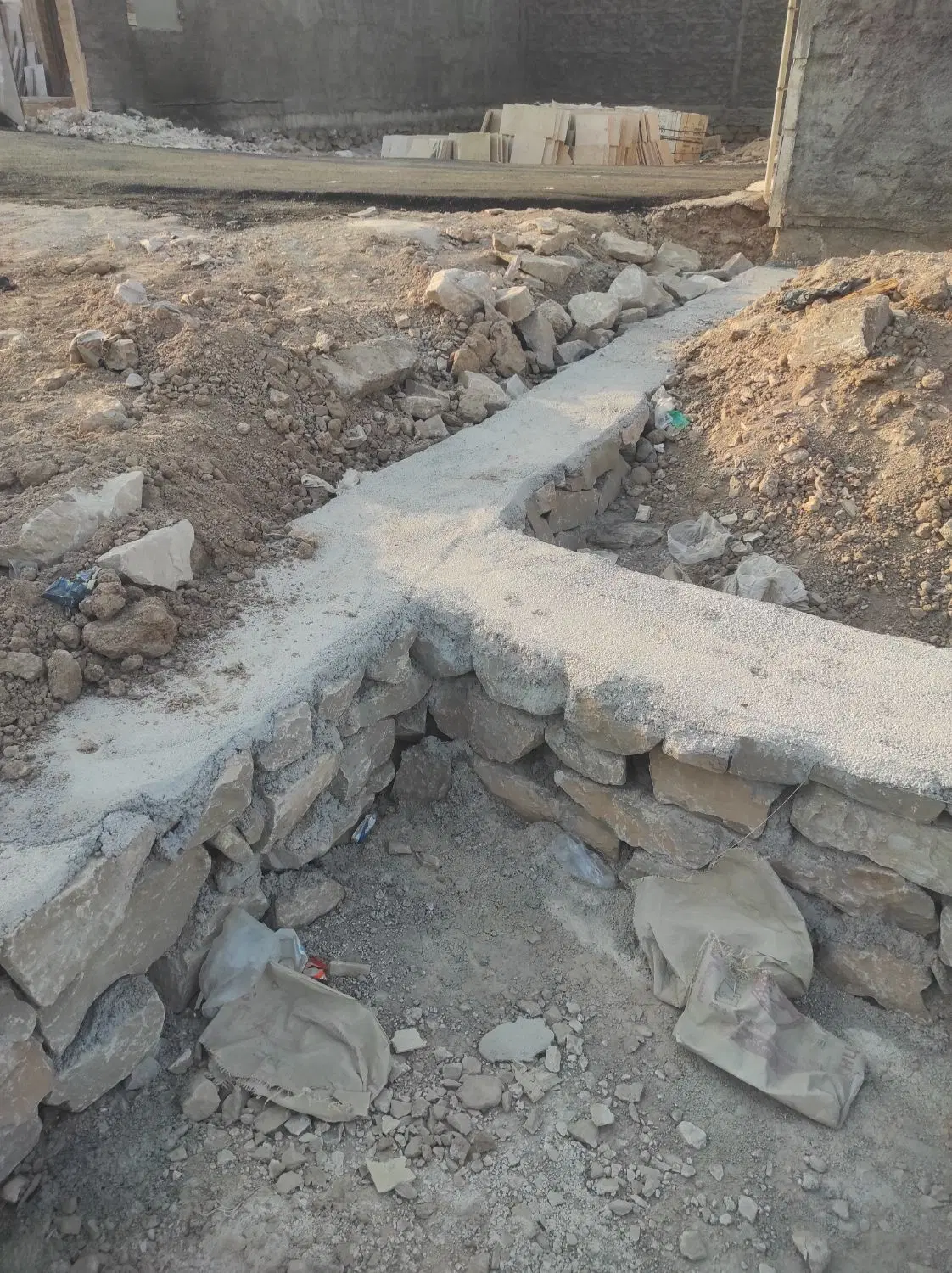 زمین مهدیس سنگ کاری شده