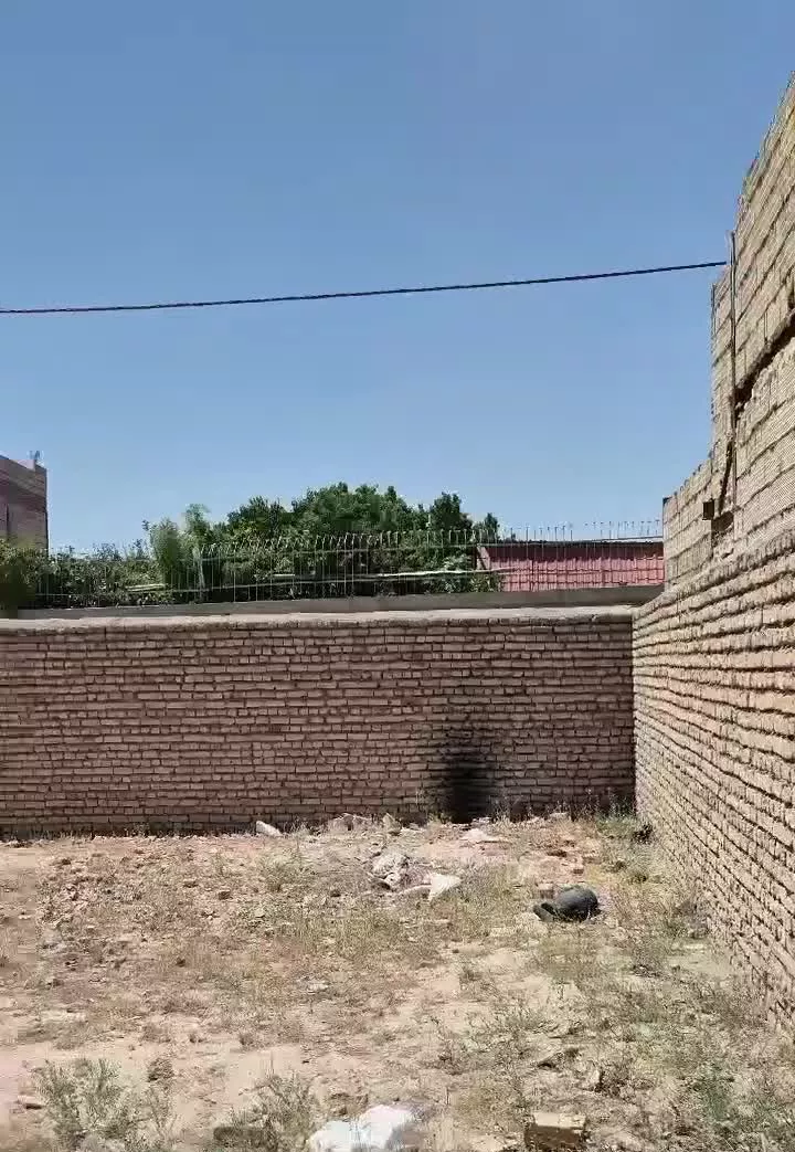 ۲هزارمتر زمین جنب شاهنامه-داخل روستا-دیوار و درب