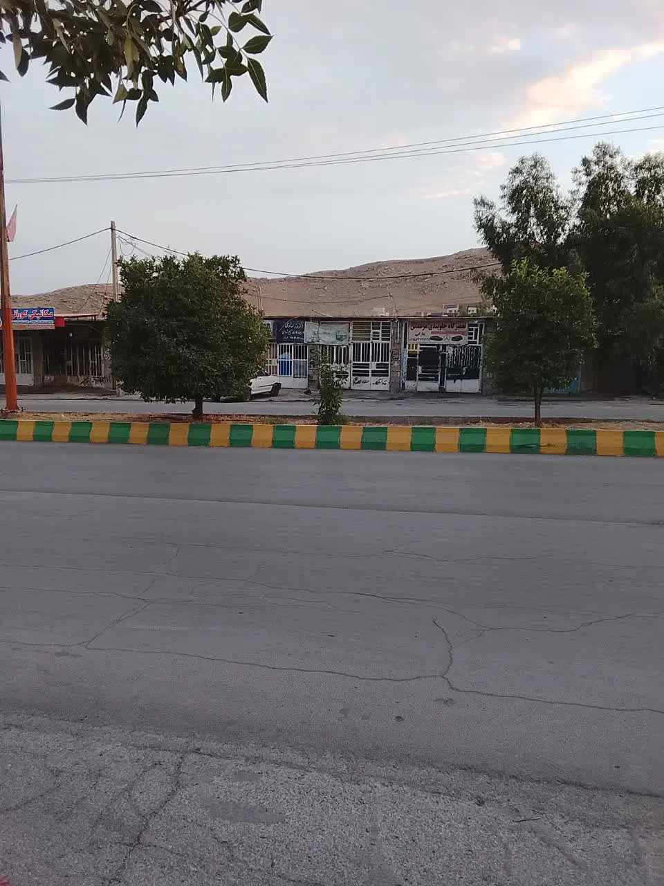 زمین تجاری ۳۶۰ متری با دو مغازه در ورودی شهر