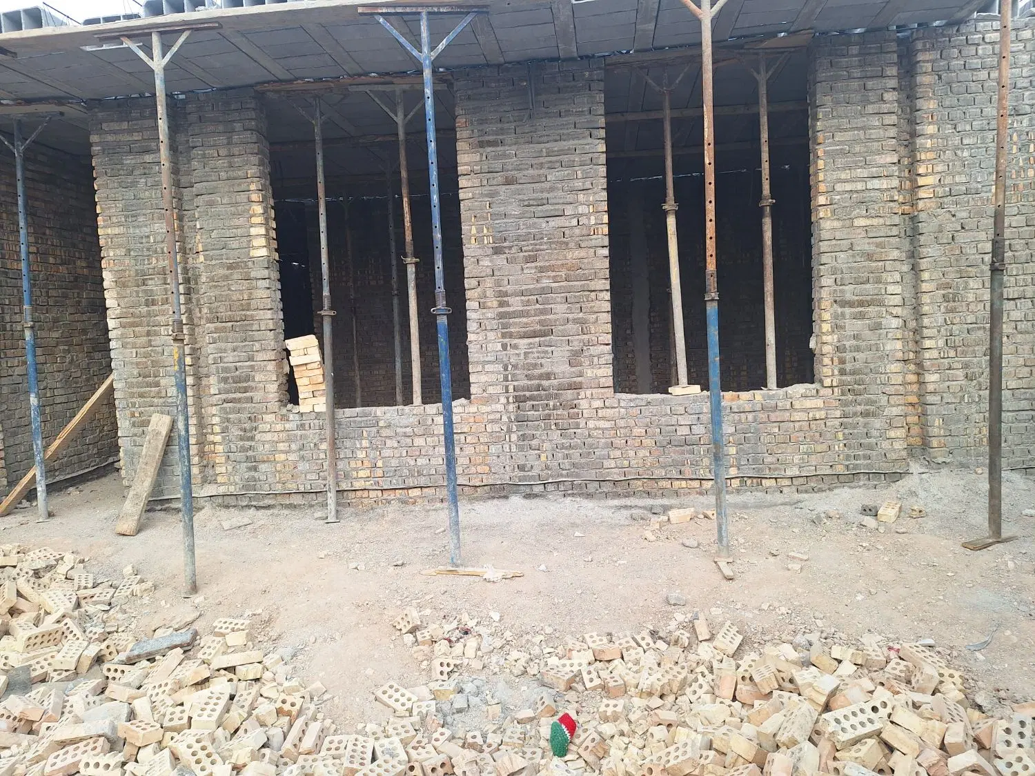 خانه 220متری نیمه کاره چنیبه روبروی معین زاده
