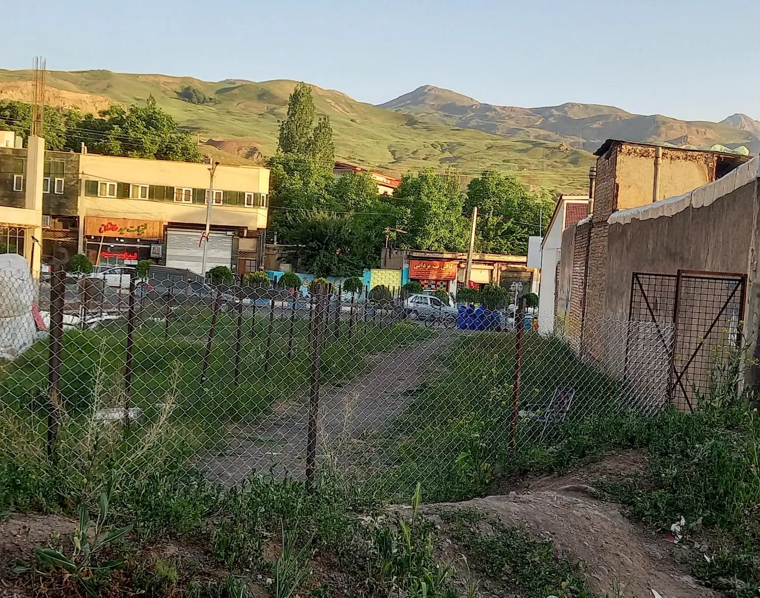 ۲۴۰ متر زمین تجاری دو بر
