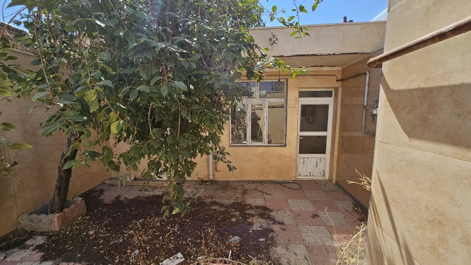 حیاط ۹۰ متری در باغمعروف