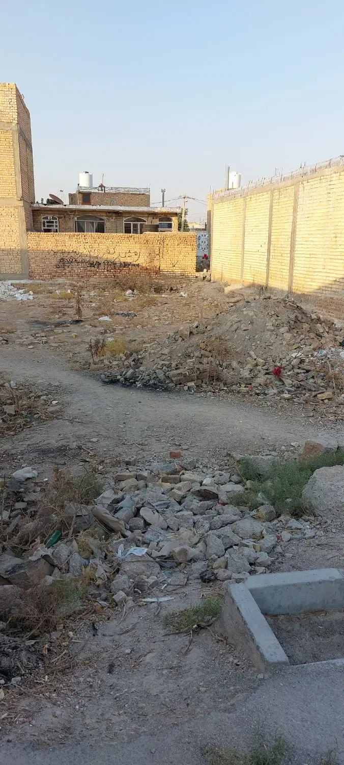 زمین ۲۰۷ متری درب از حیاط