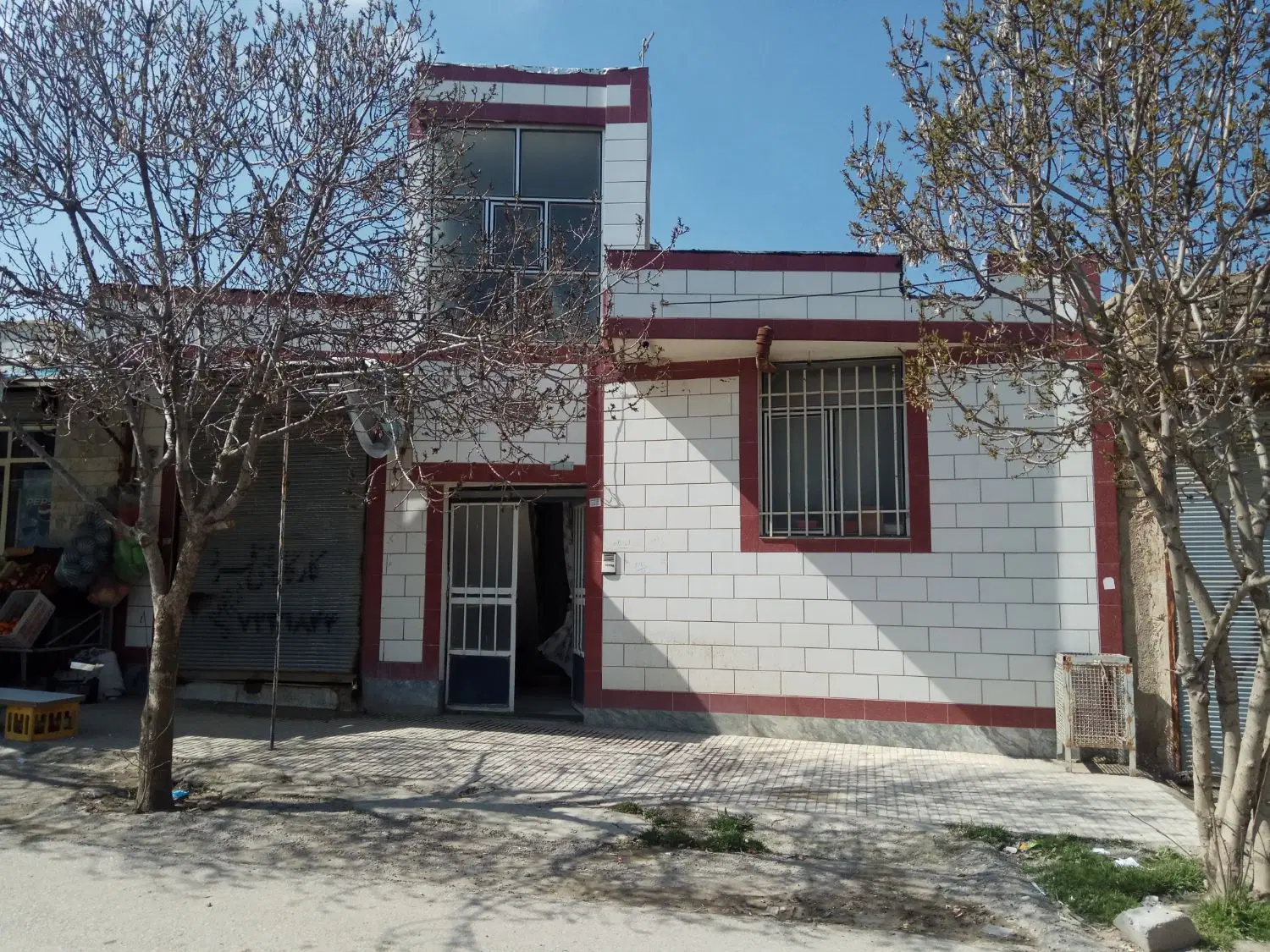 خانه  مغازه دار  ۱۱۵  متری  در  آریاشهر ( سجادیه )
