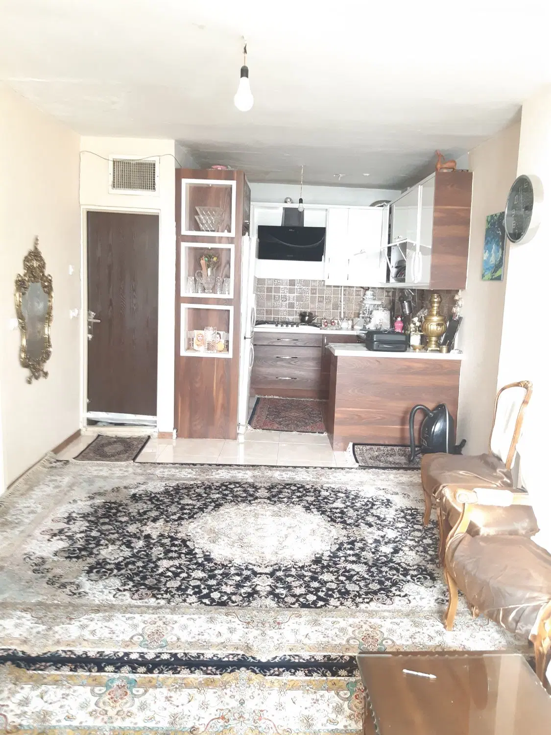 واحدطبقه ۲ یکخوابه مشرف به راه پله وپشت بام
